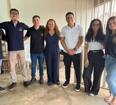 componentes do grupo e a articuladora social, dona Maria Lima